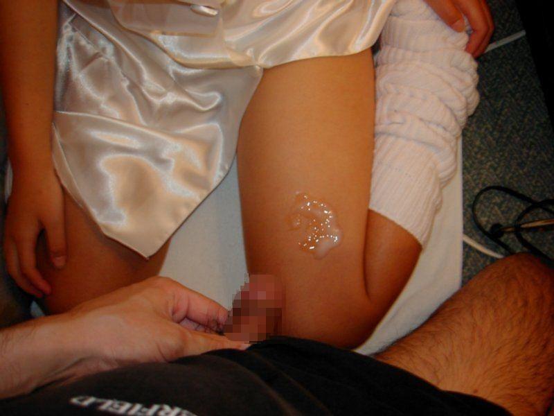 色んな所にぶっかけてる素人のエロ画像